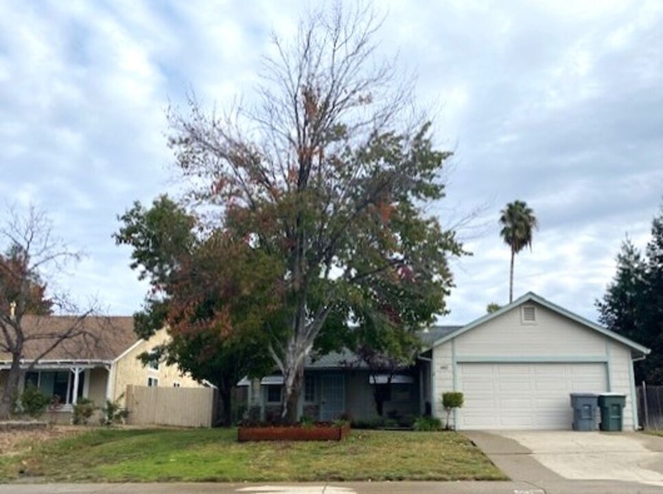 482 Alamine Dr in Redding, CA - Foto de edificio