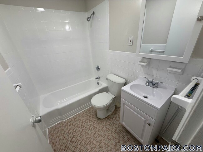 572 Cummins Hwy, Unit 12 in Boston, MA - Foto de edificio - Building Photo