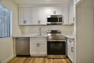 14033 Bessemer St in Los Angeles, CA - Building Photo - Building Photo