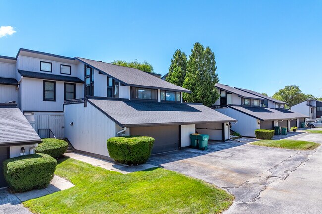 Apple Orchard Townhomes in Mequon, WI - Foto de edificio - Building Photo