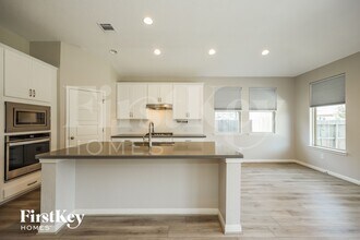 2207 Tiptop Ln in San Antonio, TX - Foto de edificio - Building Photo