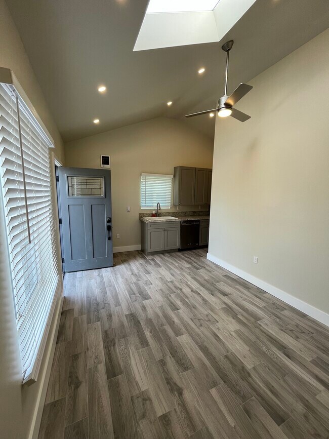 8350 Naylor Ave, Unit 8350 in Los Angeles, CA - Building Photo - Building Photo