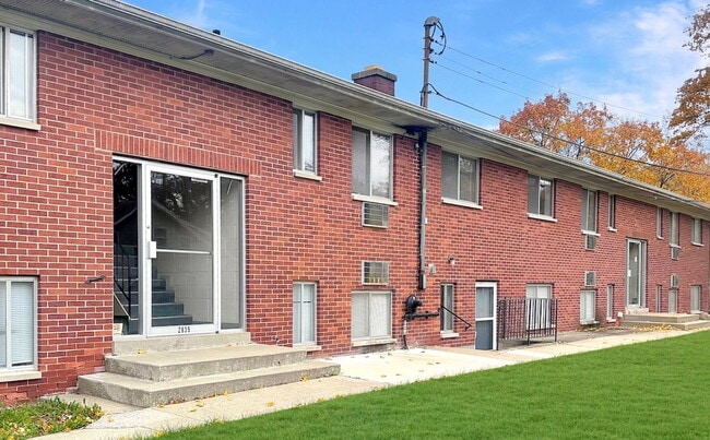 property at 2833 S Burdick St