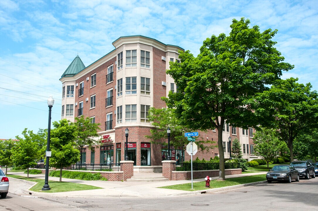 Oaks Hiawatha Station in Minneapolis, MN - Foto de edificio