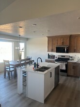 4618 W 75 N in Clearfield, UT - Foto de edificio - Building Photo