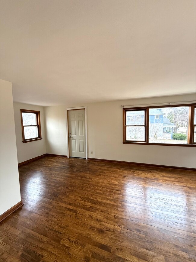 2109 N 55th St, Unit Upper in Milwaukee, WI - Foto de edificio - Building Photo