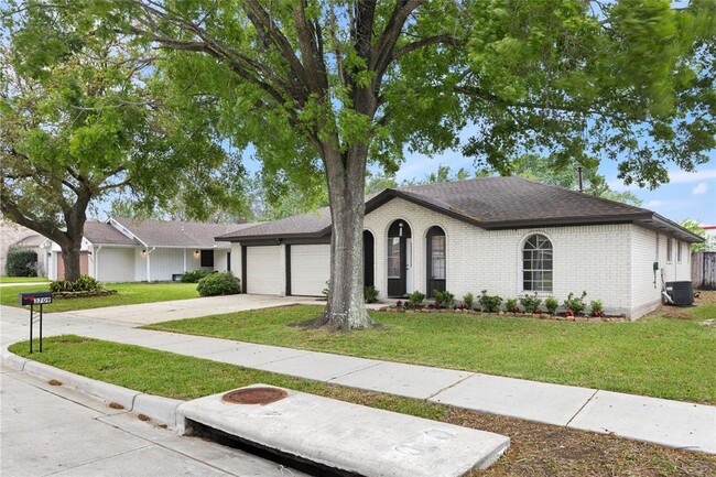 3709 Edgebrook Dr in Baytown, TX - Building Photo - Building Photo