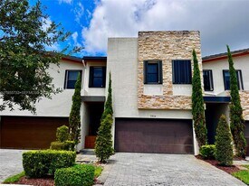 7924 NW 105th Ave in Doral, FL - Building Photo