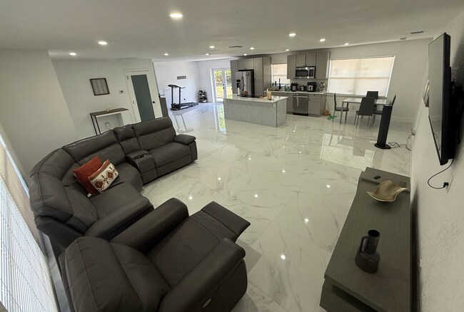 3615 Country Club Blvd in Cape Coral, FL - Foto de edificio - Building Photo