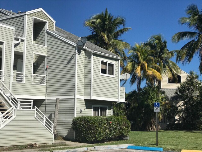 3401 NW 44th St in Lauderdale Lakes, FL - Building Photo - Building Photo