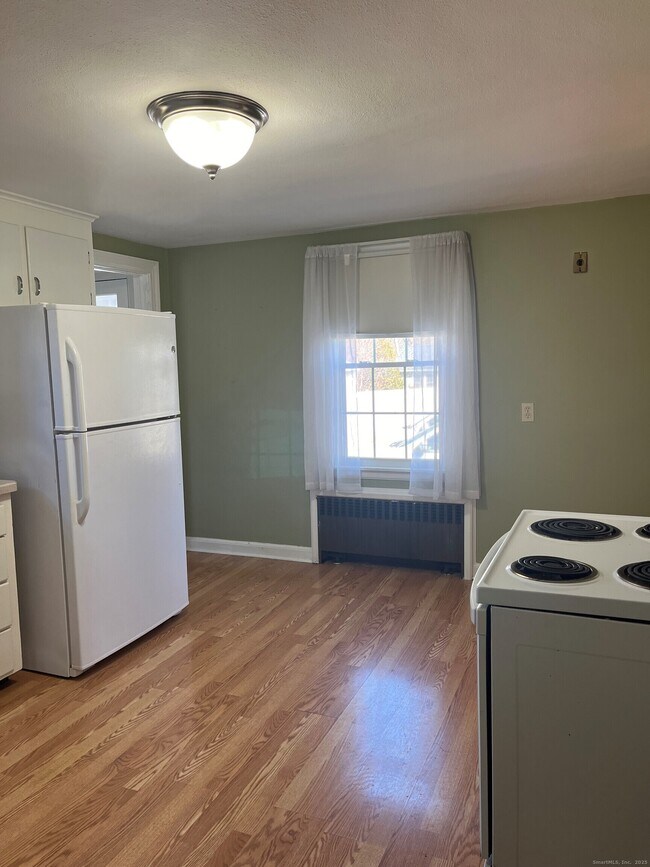 383 Wells Rd in Wethersfield, CT - Building Photo - Building Photo