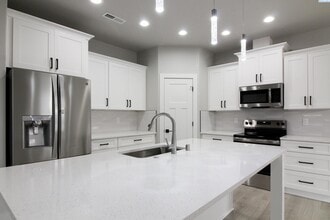 716 N Rd 42 in Pasco, WA - Foto de edificio - Building Photo