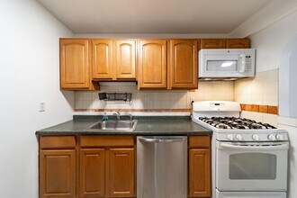 236 Christopher Columbus Dr in Jersey City, NJ - Building Photo - Building Photo