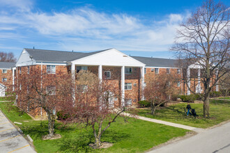 Greenbrier Apartments in Findlay, OH - Building Photo - Building Photo