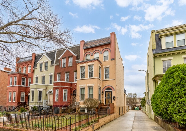 1316 Irving St NW, Unit Garden Level in Washington, DC - Foto de edificio - Building Photo