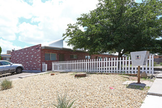 Skylight Apartments in Albuquerque, NM - Foto de edificio - Building Photo