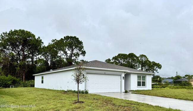 1011 Starfire St SE in Palm Bay, FL - Foto de edificio - Building Photo