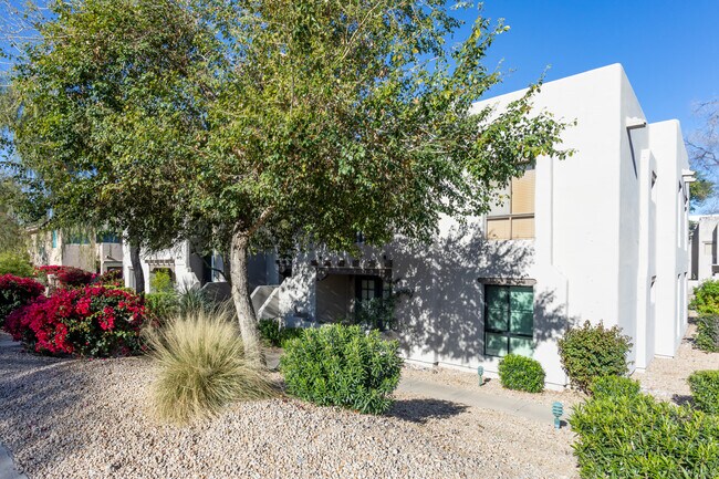 7300 N Dreamy Draw Dr in Phoenix, AZ - Building Photo - Building Photo