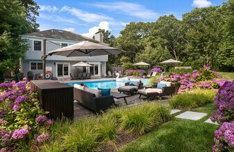 30 Old Fish Cove Rd in Southampton, NY - Building Photo - Building Photo