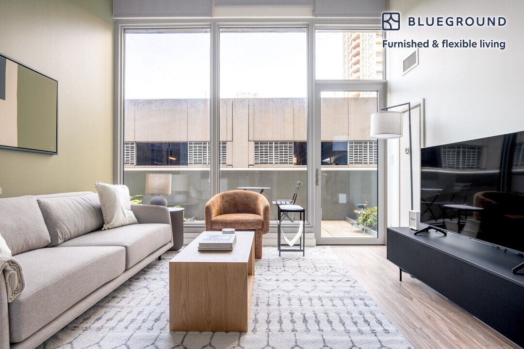 165 N Desplaines St in Chicago, IL - Building Photo