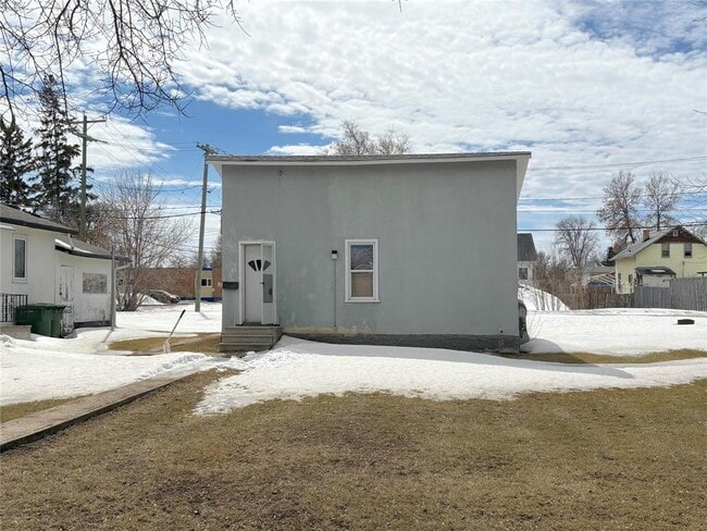 17 4 Ave SW in Dauphin, MB - Building Photo - Building Photo