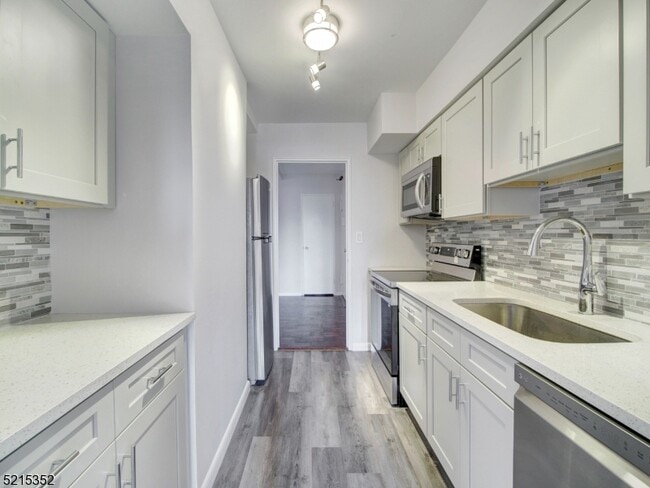 377 S Harrison St in East Orange, NJ - Building Photo - Building Photo