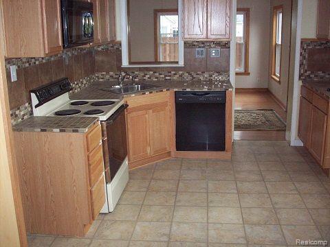 4790 Elizabeth Lake Rd in Waterford Township, MI - Building Photo - Building Photo