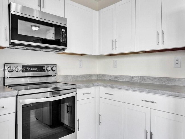 2060 NE 167th St in North Miami Beach, FL - Foto de edificio - Building Photo