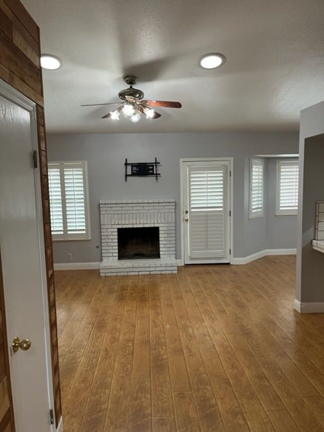 2289 Fernwood Dr in Hanford, CA - Building Photo - Building Photo