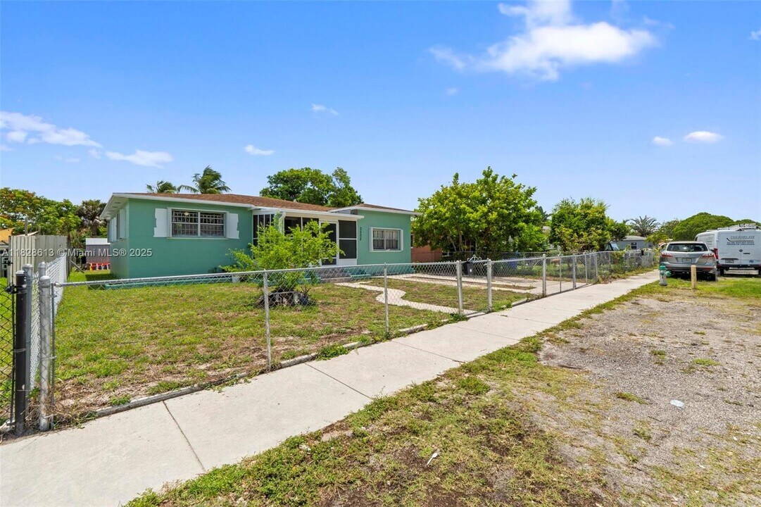2502 Funston St in Hollywood, FL - Building Photo