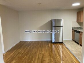 222 Babcock St-Unit -4d in Brookline, MA - Building Photo - Building Photo