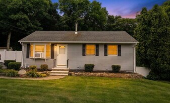 90 Nantucket Dr in Groton, CT - Building Photo