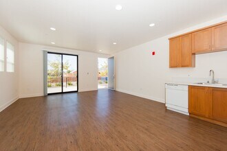 Roundhouse Place in San Luis Obispo, CA - Foto de edificio - Building Photo