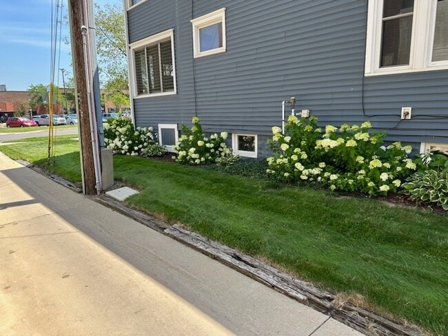 712 Broad St, Unit B in St. Joseph, MI - Foto de edificio - Building Photo