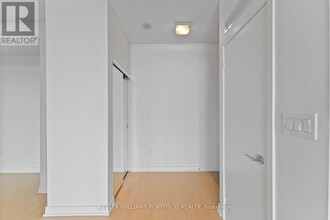 15 Iceboat Terr in Toronto, ON - Building Photo - Building Photo