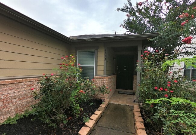 8515 Westknoll Ln in Houston, TX - Building Photo - Building Photo