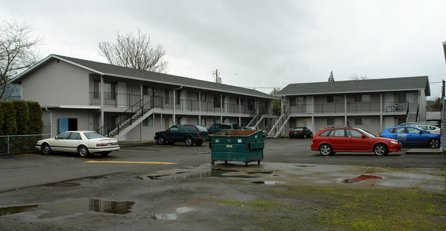 Fair Street Villa in Roseburg, OR - Foto de edificio - Building Photo