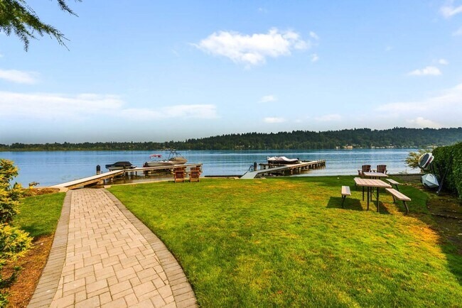 17511 NE 38th Ct in Redmond, WA - Foto de edificio - Building Photo