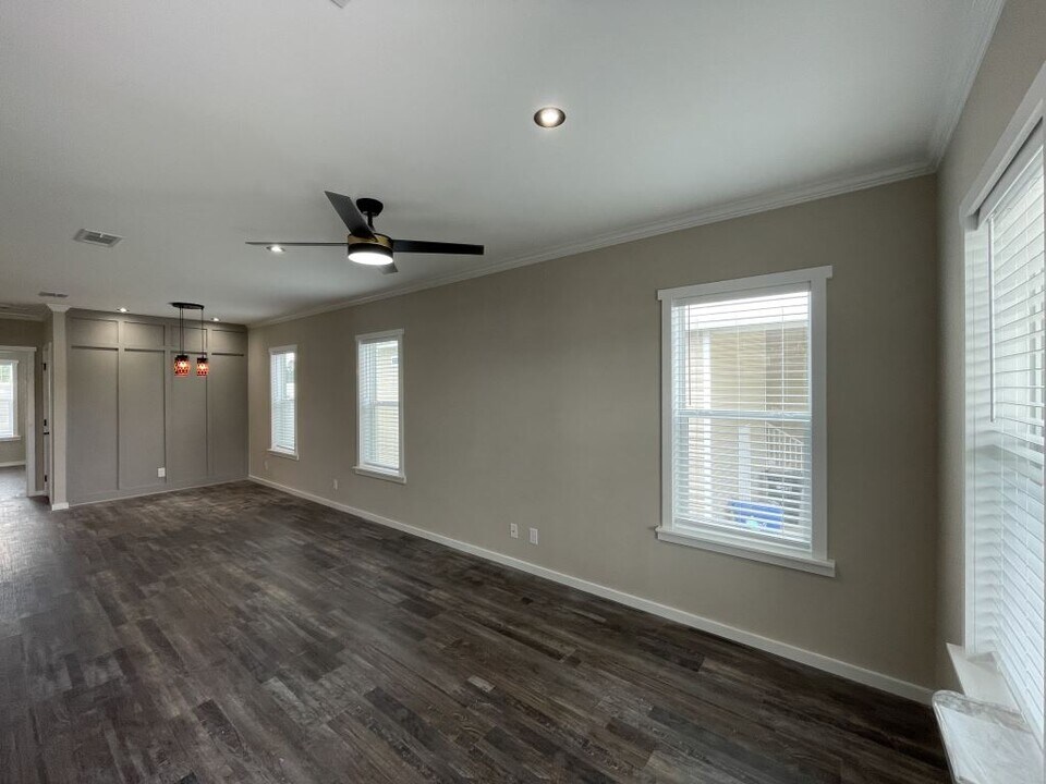 437 Andros in Venice, FL - Building Photo