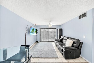 130 Cypress Club Dr in Pompano Beach, FL - Building Photo - Building Photo