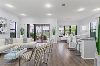 9786 W 34th Ave in Hialeah, FL - Foto de edificio - Building Photo