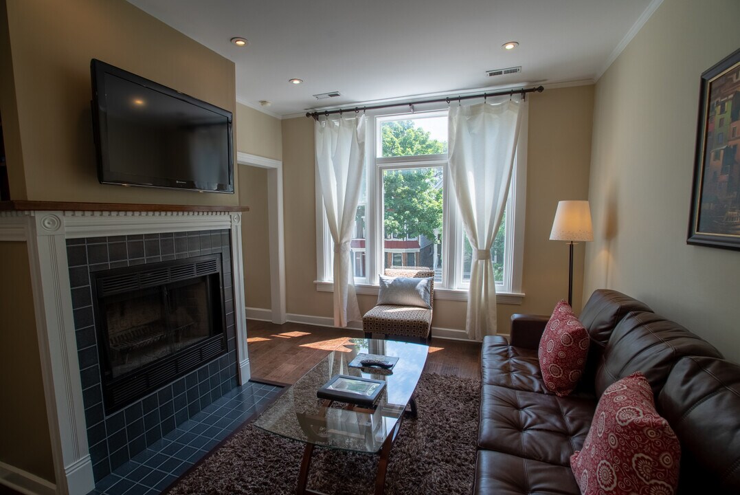 3238 N Hoyne Ave, Unit #2 in Chicago, IL - Building Photo