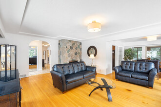 1520 Taylor Wy in West Vancouver, BC - Building Photo - Building Photo