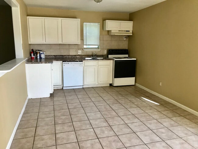 7660 Oak Chase in San Antonio, TX - Foto de edificio - Building Photo