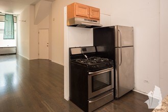 2049 N Hoyne Ave, Unit 2047-GS in Chicago, IL - Building Photo - Building Photo