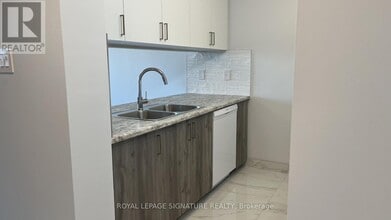 10 Laurelcrest St in Brampton, ON - Building Photo - Building Photo