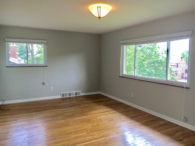 1822 Jackson Ave, Unit upper in Ann Arbor, MI - Foto de edificio - Building Photo