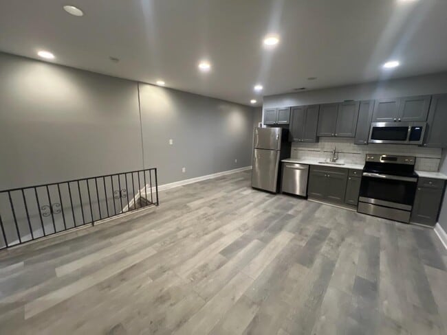 3416 W Clearfield St, Unit 2nd Floor