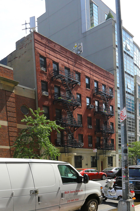 213-215 W 18th St in New York, NY - Building Photo