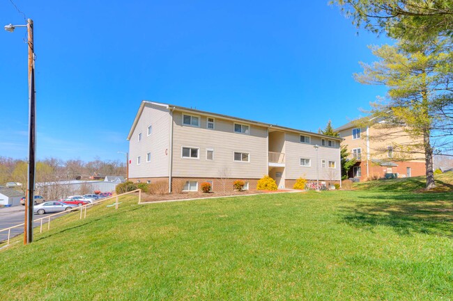 300 McDonald Street Apartments in Blacksburg, VA - Foto de edificio - Building Photo